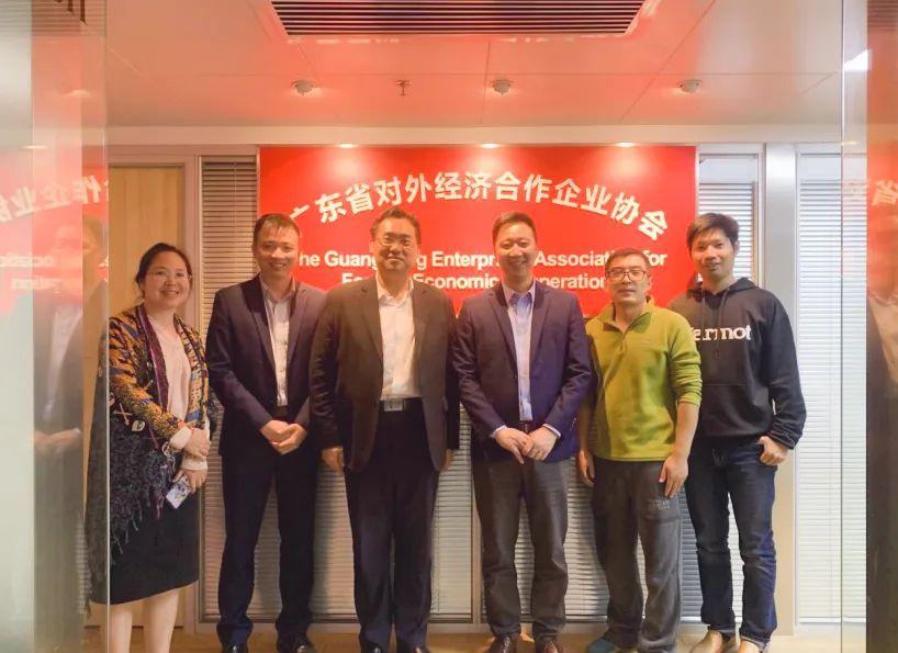 2 月 10 日 廣東省對(duì)外經(jīng)濟(jì)合作企業(yè)協(xié)會(huì)駐莫斯科代表處首席代表&俄羅斯粵商會(huì)會(huì)長(zhǎng)孫繼業(yè)、秘書長(zhǎng)于超先、秘書長(zhǎng)李欽武、正睿咨詢集團(tuán)商業(yè)服務(wù)中心總經(jīng)理武文盛（左3）、項(xiàng)目總監(jiān)譚懿（左2）合影