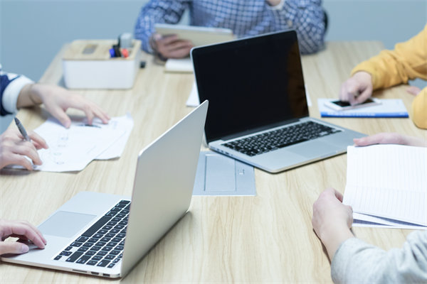 企業(yè)的戰(zhàn)略是精心設(shè)計的，還是臨機應(yīng)變的？