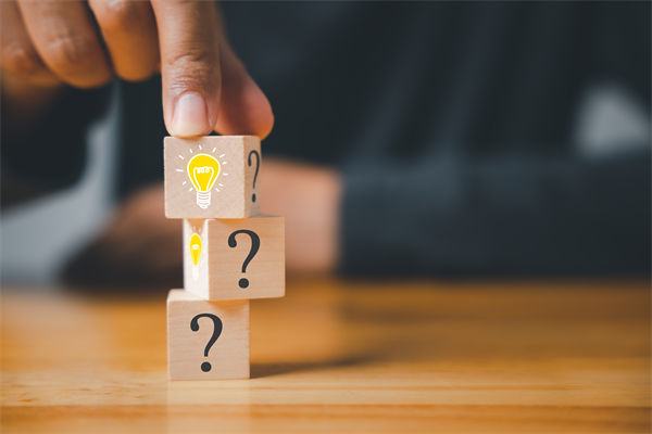 在制定企業(yè)戰(zhàn)略規(guī)劃時，如何平衡短期與長期目標？