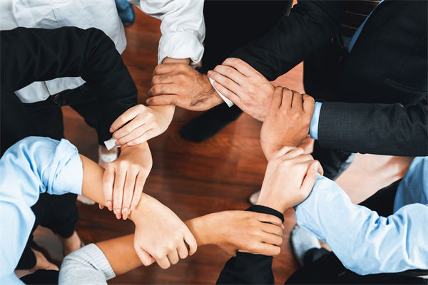 在制定企業(yè)戰(zhàn)略規(guī)劃時(shí)，如何平衡短期與長(zhǎng)期目標(biāo)？
