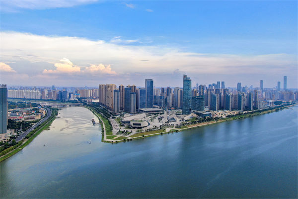 長(zhǎng)沙戰(zhàn)略咨詢公司如何為企業(yè)定制差異化競(jìng)爭(zhēng)戰(zhàn)略？