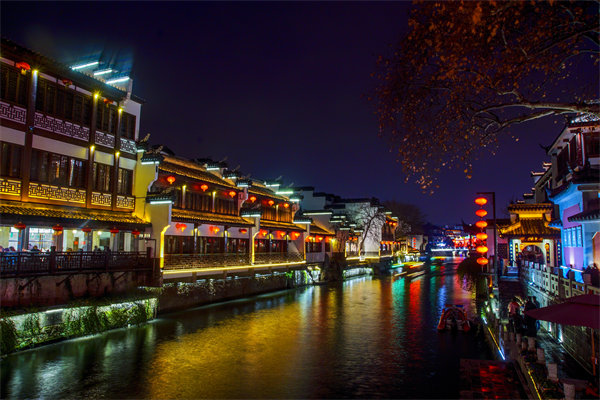 企業(yè)發(fā)展陷入瓶頸，南京戰(zhàn)略咨詢(xún)公司如何定制破局突圍方案？