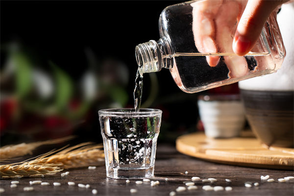 白酒遇冷，集體“降度”，關聯(lián)企業(yè)有何營銷啟示？